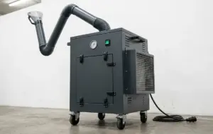 Estrattore portatile — abbattitore di fumi industriale con braccio di captazione flessibile e filtro HEPA per postazioni di saldatura in officina