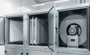 Unita di trattamento aria (UTA) industriale aperta per ispezione durante un intervento di sanificazione impianti aeraulici — filtri G4 e F7 visibili all'interno