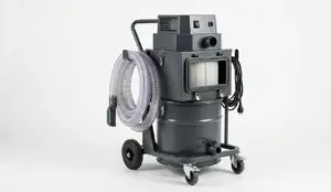 Aspiratore carrellato industriale AIRMEC con cartuccia filtrante, tamburo di raccolta da 60 litri e tubo flessibile in PVC spiralato per aspirazione polveri in officina