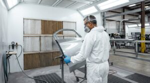 Carrozziere con pannello verniciato in cabina dotata di filtri cabina verniciatura carrozzeria Andreae